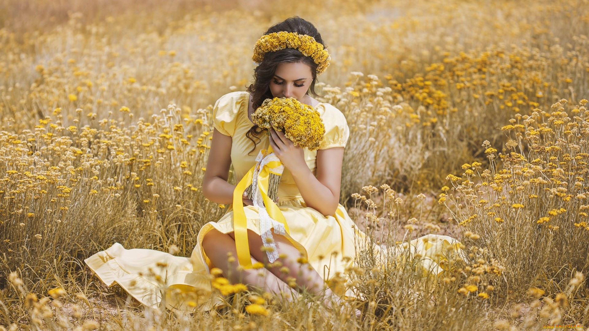 Желтое платье в цветок